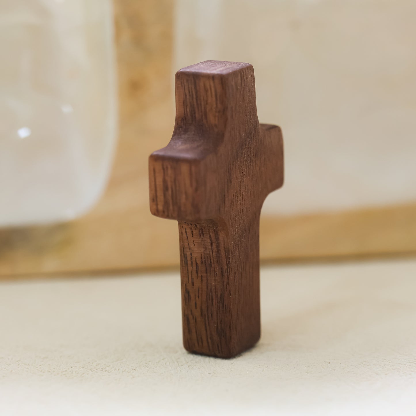 Cruz de Madera con Corazón | Un Símbolo de Fe y Amor hecho en madera de olivo y nogal.