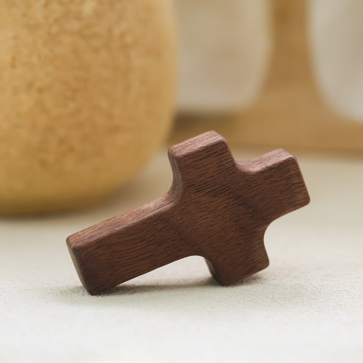 Cruz de Madera con Corazón | Un Símbolo de Fe y Amor hecho en madera de olivo y nogal.