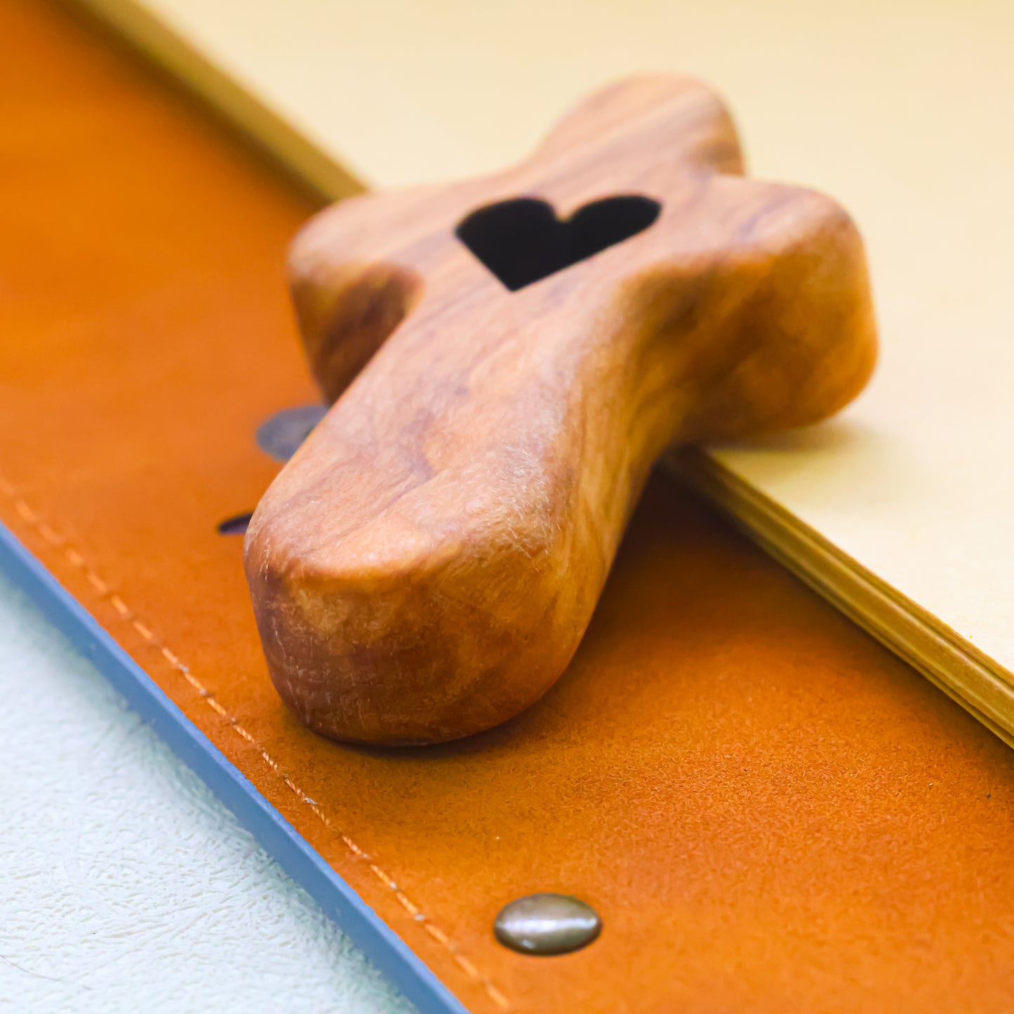 Cruz de Madera con Corazón Tallado | Hecho a mano en madera de olivo.