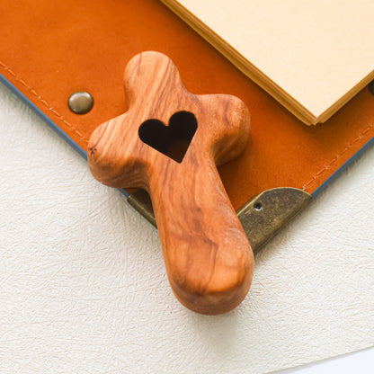 Cruz de Madera con Corazón Tallado | Hecho a mano en madera de olivo.