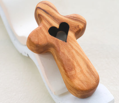 Cruz de Madera con Corazón Tallado | Hecho a mano en madera de olivo.