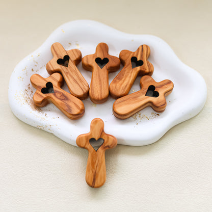Cruz de Madera con Corazón Tallado | Hecho a mano en madera de olivo.
