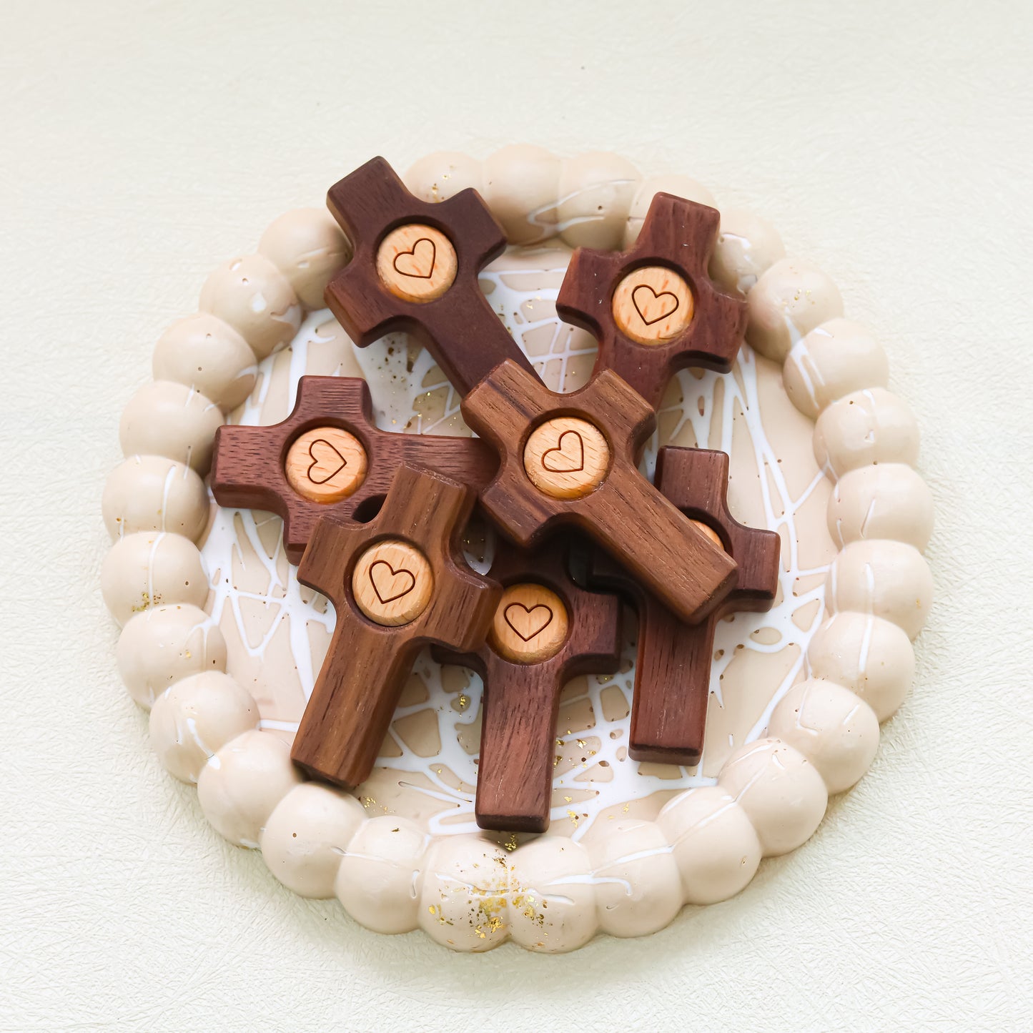 Cruz de Madera con Corazón | Un Símbolo de Fe y Amor hecho en madera de olivo y nogal.