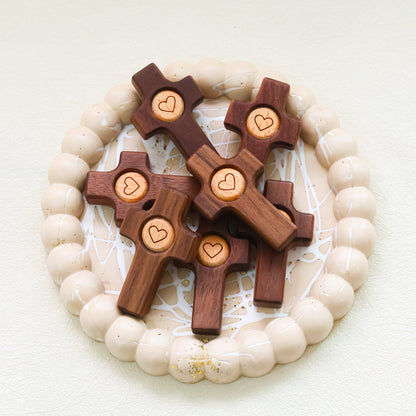 Cruz de Madera con Corazón | Un Símbolo de Fe y Amor hecho en madera de olivo y nogal.