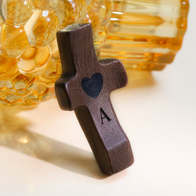 Cruces de Madera Grabadas con su Inicial | Listas para Regalar
