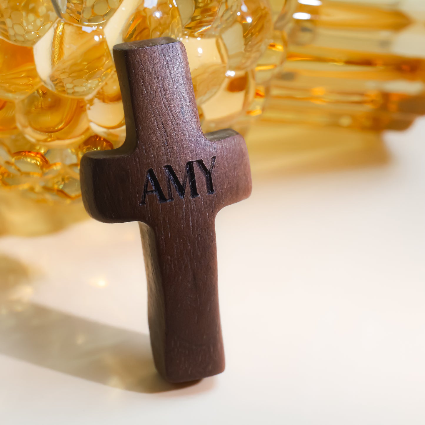 Cruz de Madera Grabada a Láser con Nombre y Inicial | Un Símbolo Único y Personal