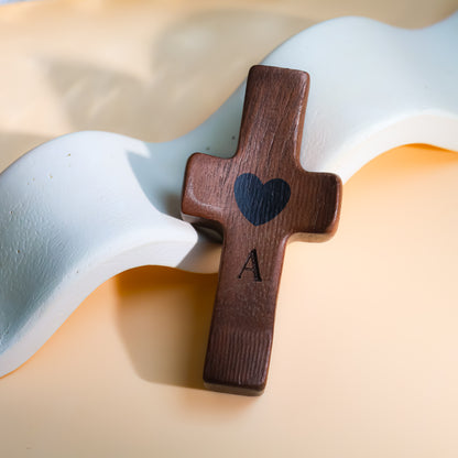 Cruz de Madera Grabada a Láser con Nombre y Inicial | Un Símbolo Único y Personal