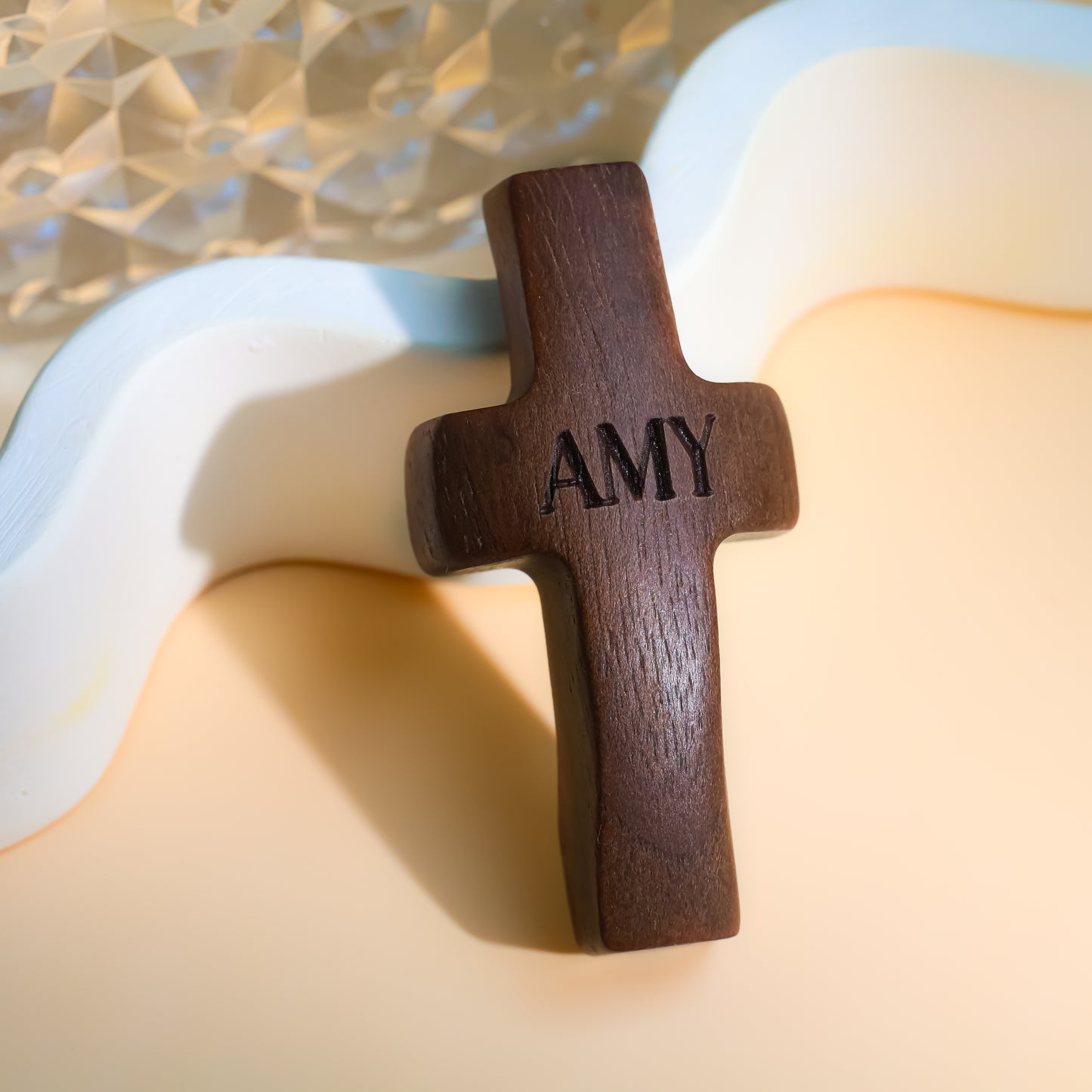 Cruz de Madera Grabada a Láser con Nombre y Inicial | Un Símbolo Único y Personal