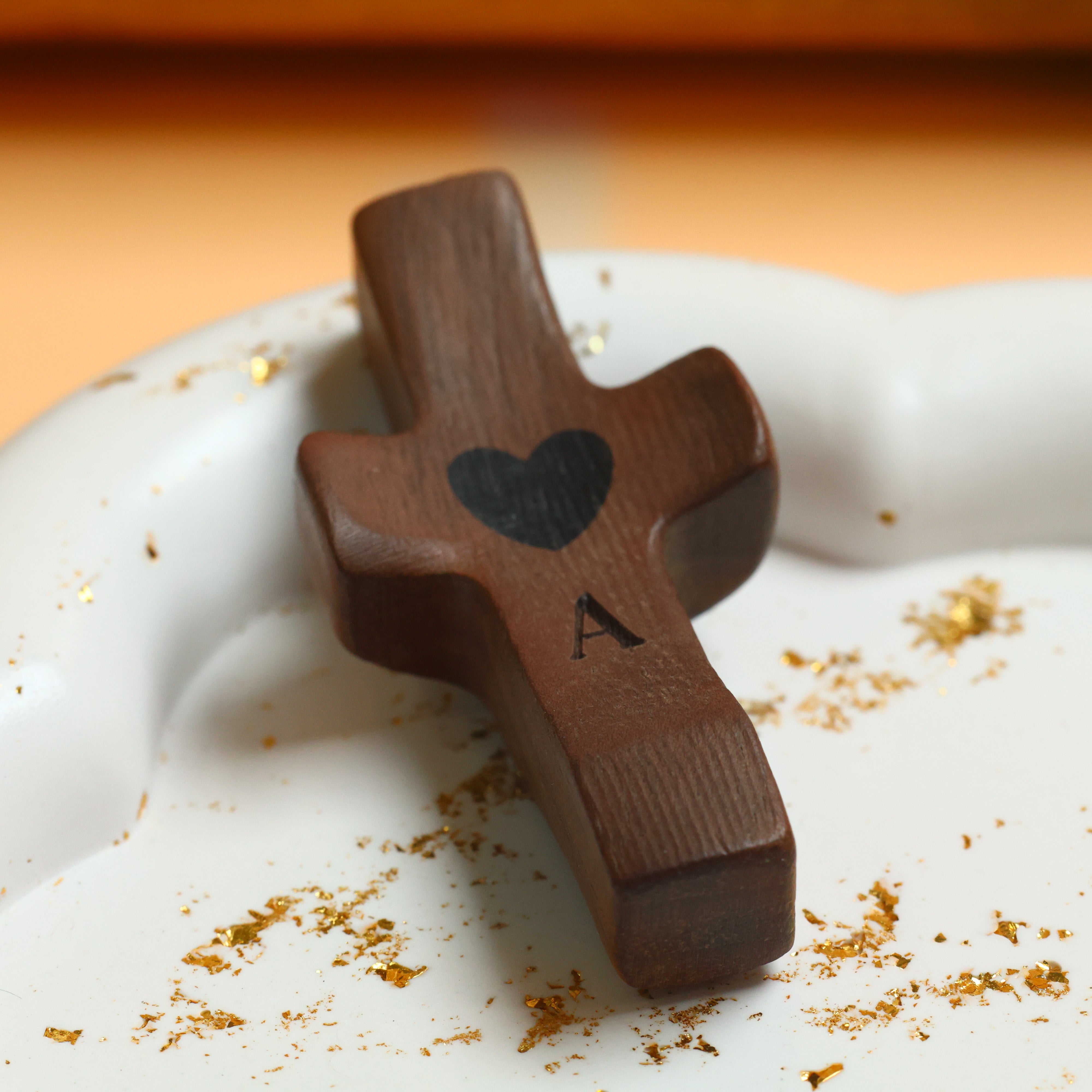 Cruces de Madera Grabadas con su Inicial | Listas para Regalar