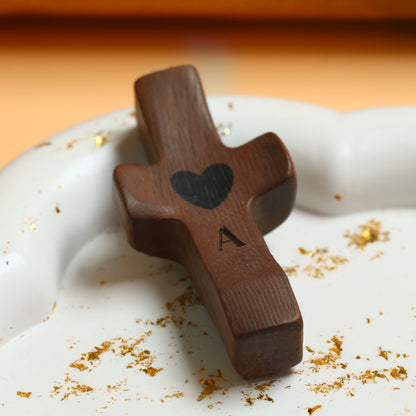 Cruz de Madera Grabada a Láser con Nombre y Inicial | Un Símbolo Único y Personal