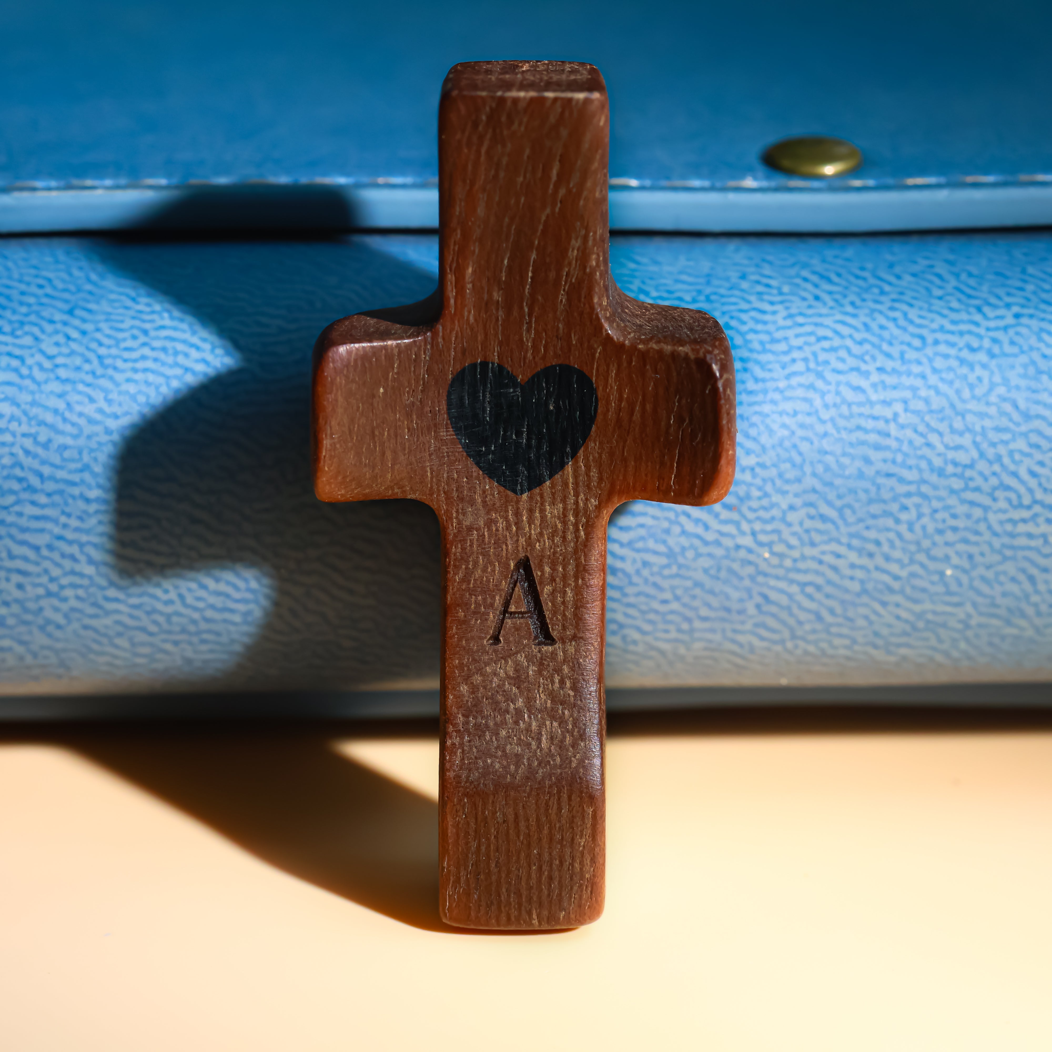 Cruces de Madera Grabadas con su Inicial | Listas para Regalar