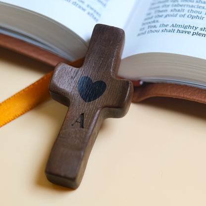 Cruz de Madera Grabada a Láser con Nombre y Inicial | Un Símbolo Único y Personal