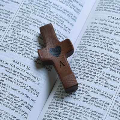 Cruces de Madera Grabadas con su Inicial | Listas para Regalar