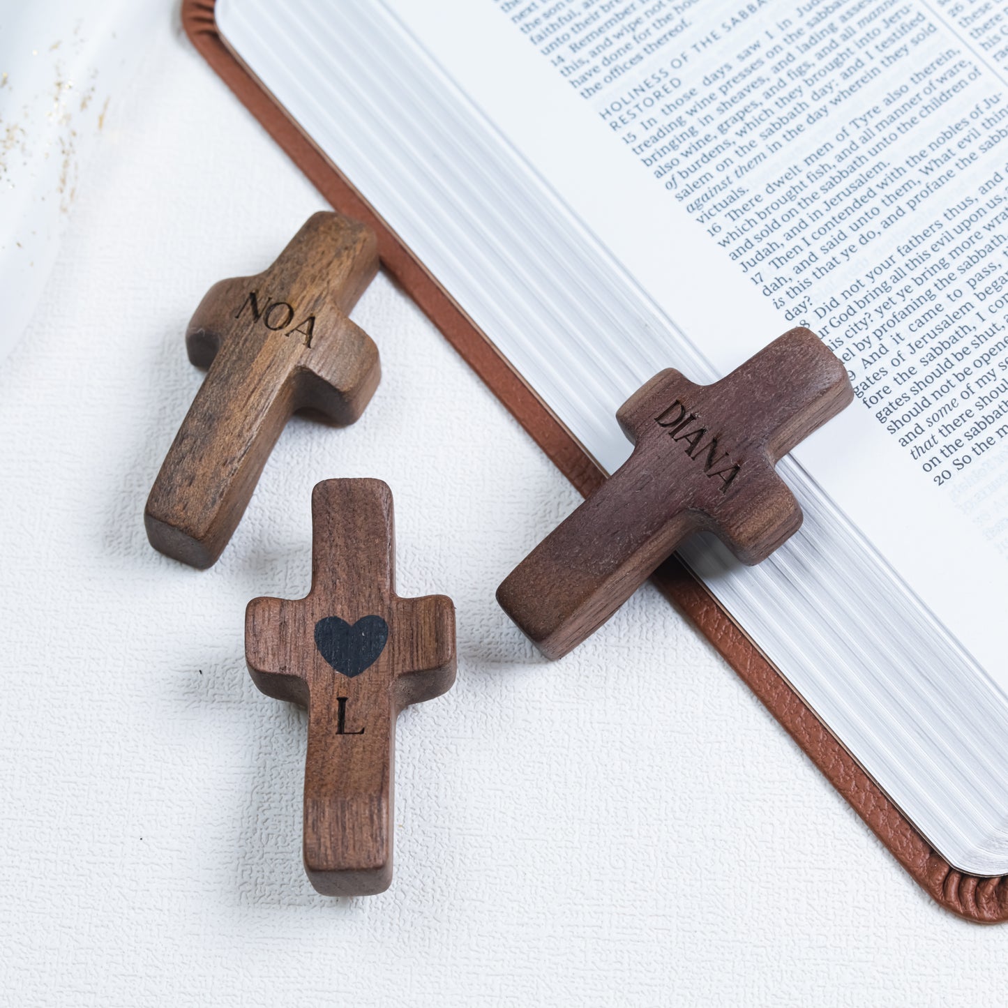 Cruz de Madera Grabada a Láser con Nombre y Inicial | Un Símbolo Único y Personal