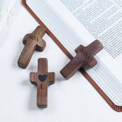 Cruces de Madera Grabadas con su Inicial | Listas para Regalar