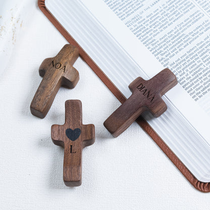 Cruz de Madera Grabada a Láser con Nombre y Inicial | Un Símbolo Único y Personal