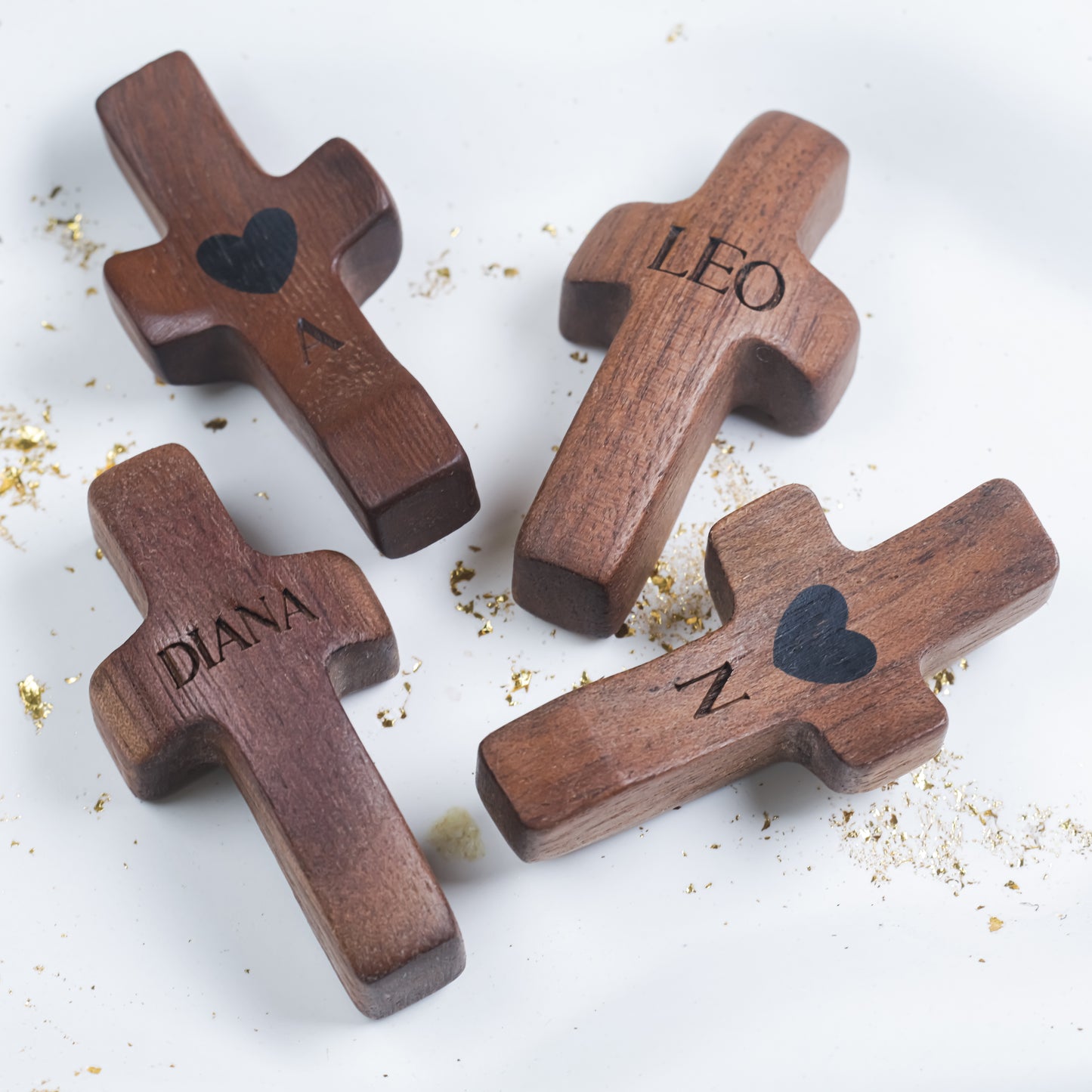 Cruz de Madera Grabada a Láser con Nombre y Inicial | Un Símbolo Único y Personal