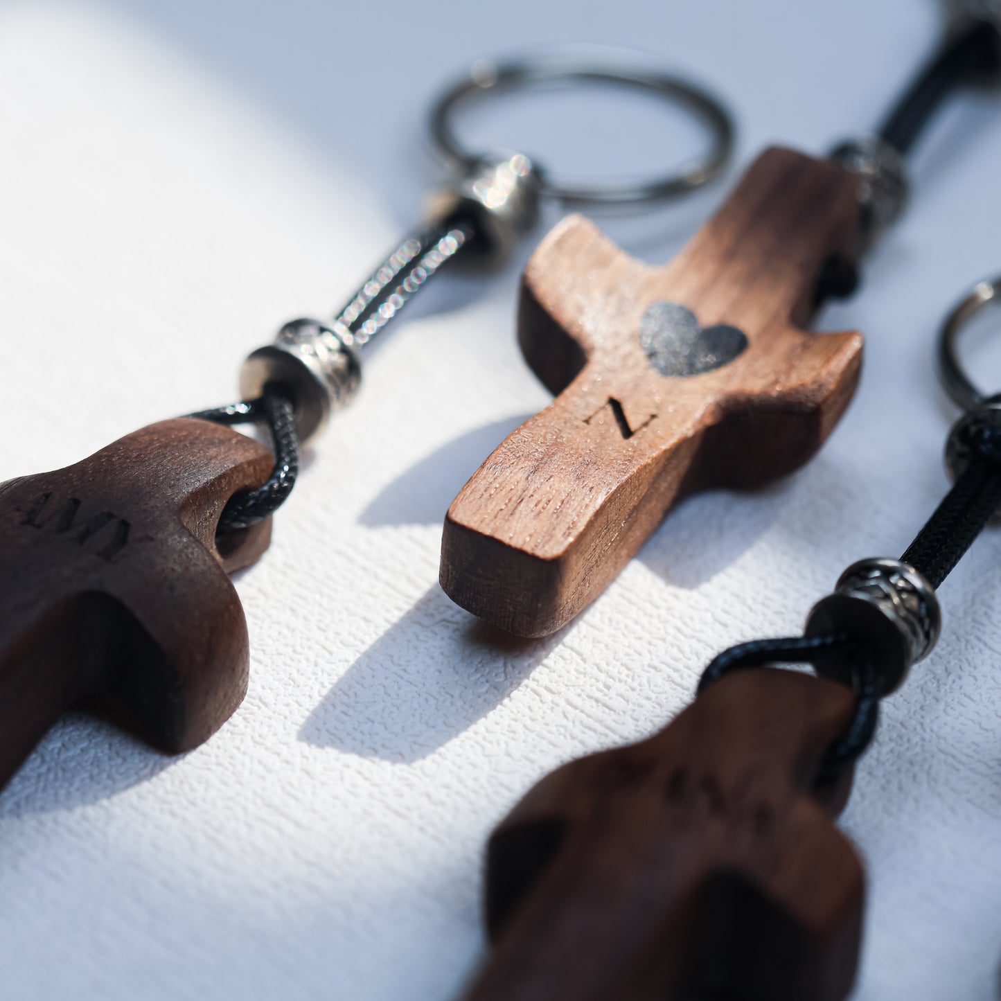 Llavero Cruz de Madera Grabada| Personalízalo con Nombre e Inicial | Regalo Hecho a Mano