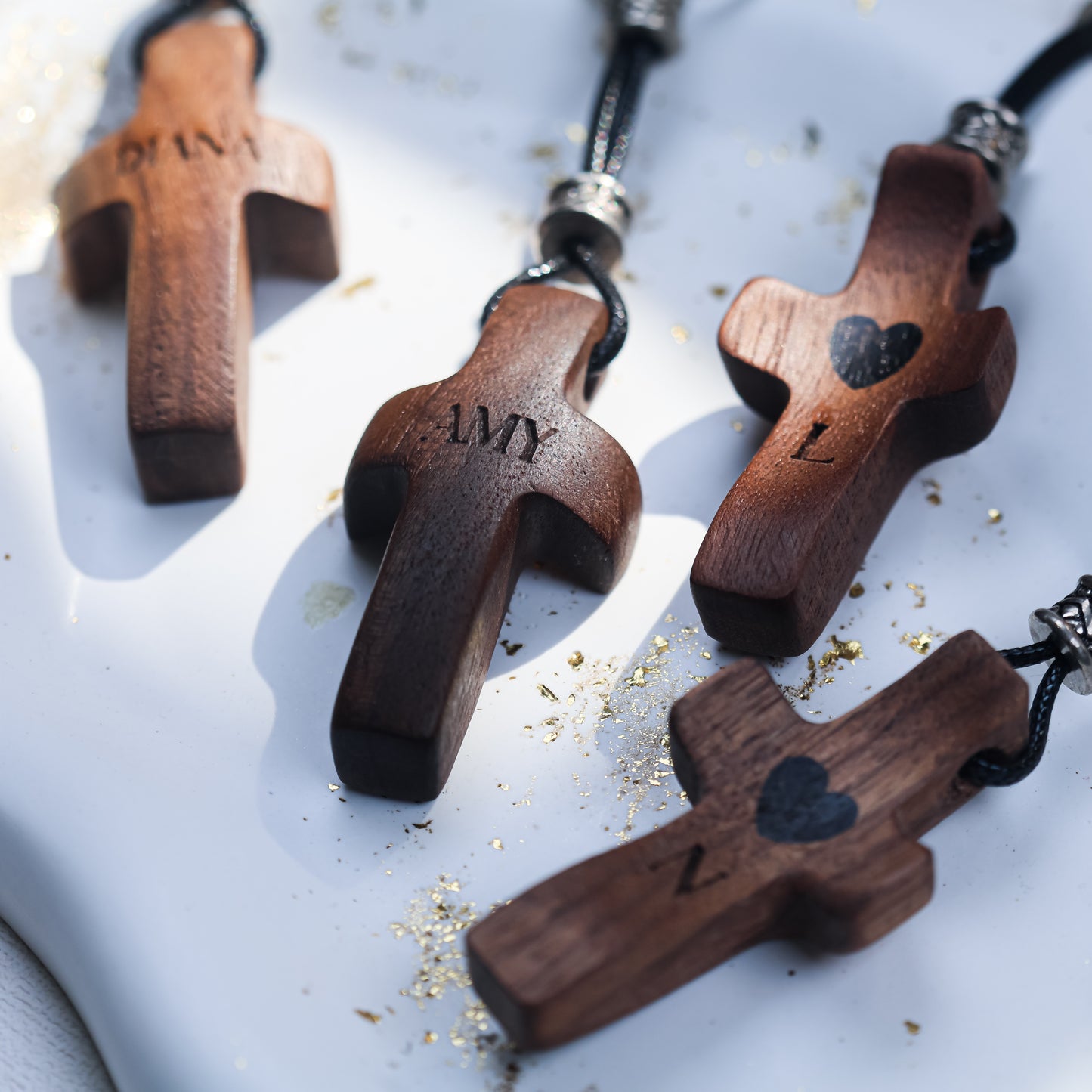 Llavero Cruz de Madera Grabada| Personalízalo con Nombre e Inicial | Regalo Hecho a Mano