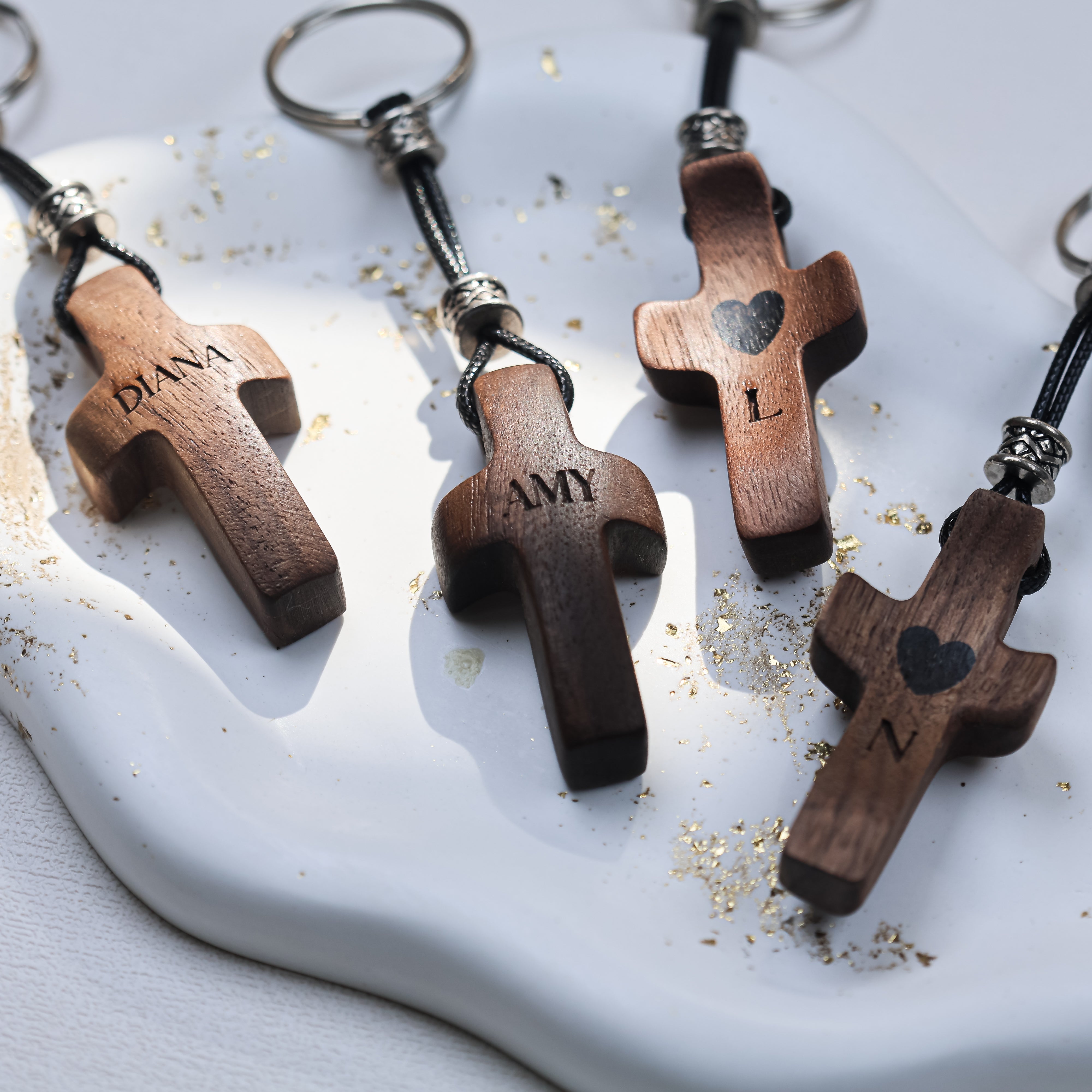 Llavero Cruz de Madera Grabada| Personalízalo con Nombre e Inicial | Regalo Hecho a Mano