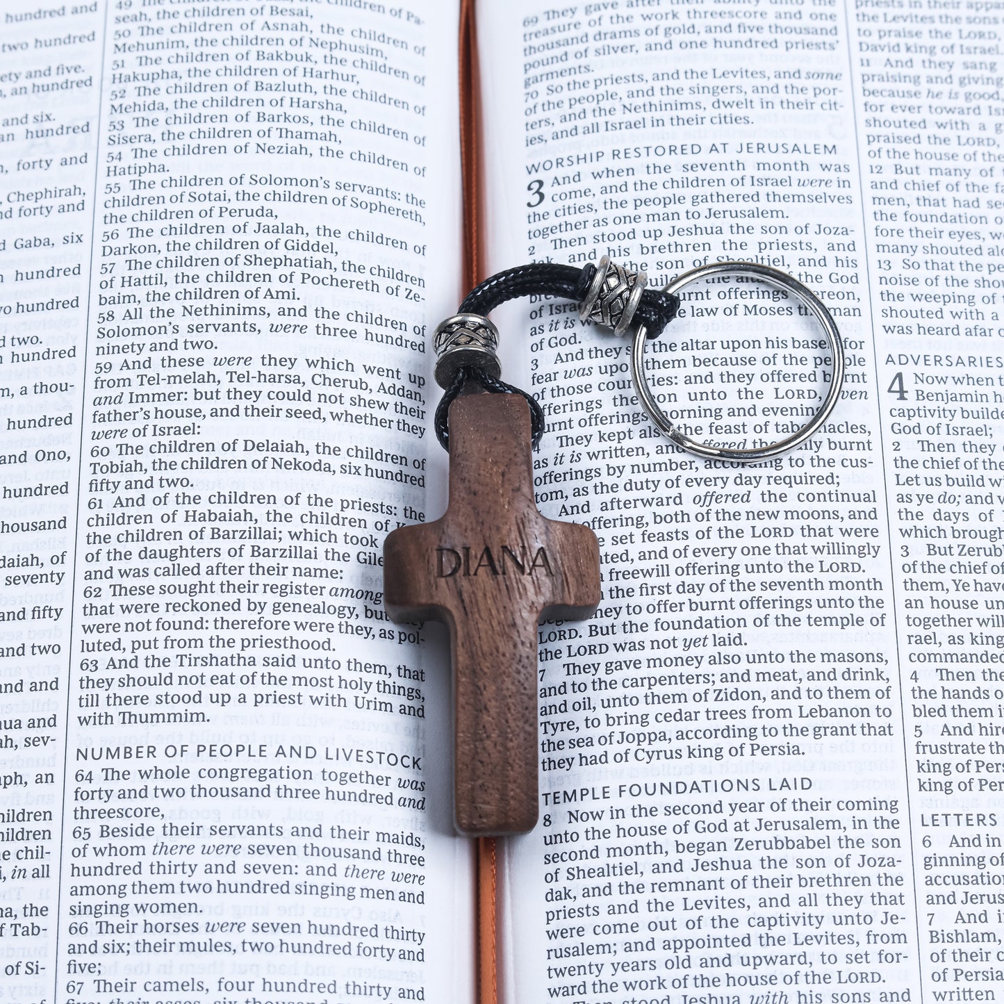 Llavero Cruz de Madera Grabada| Personalízalo con Nombre e Inicial | Regalo Hecho a Mano