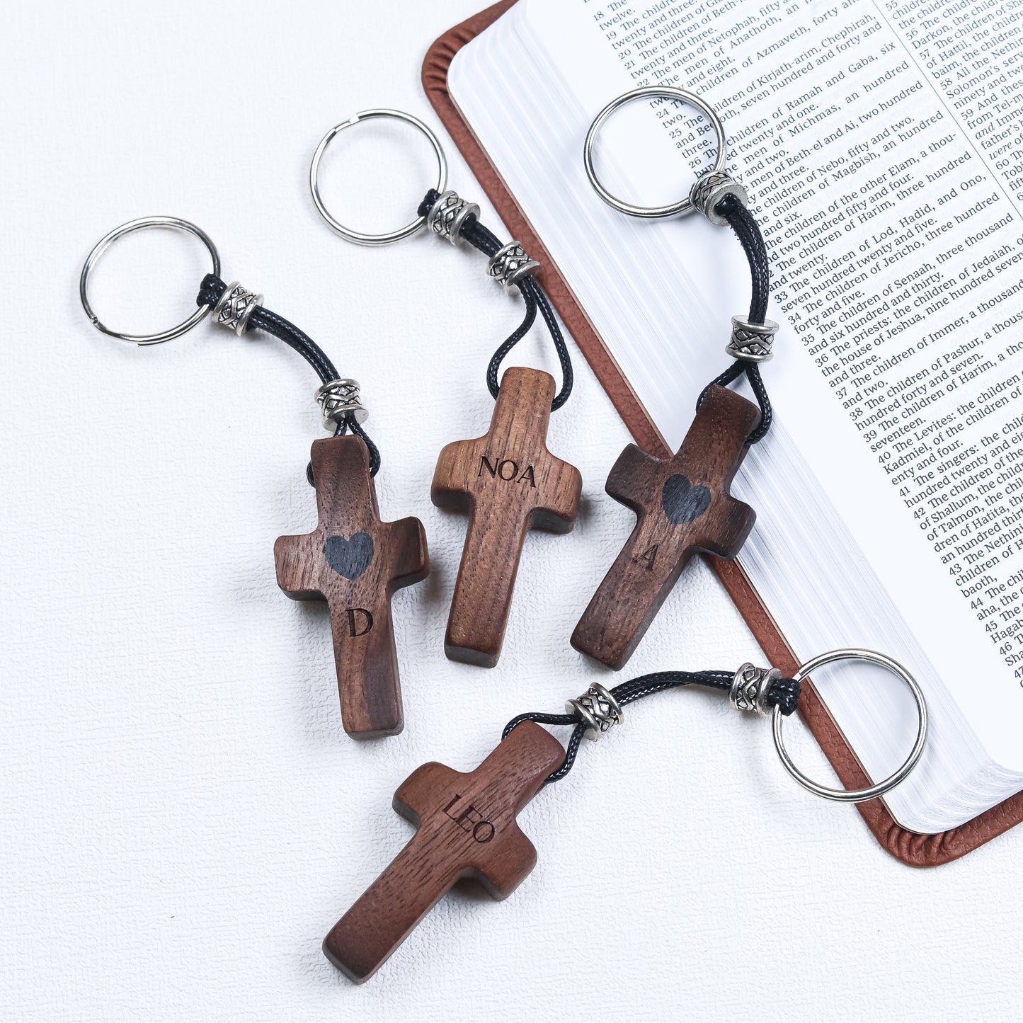 Llavero Cruz de Madera Grabada| Personalízalo con Nombre e Inicial | Regalo Hecho a Mano