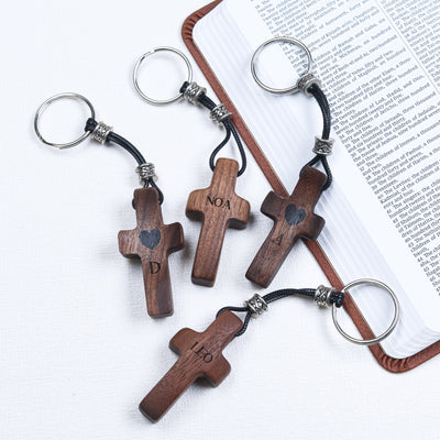 Llavero Cruz de Madera Grabada| Personalízalo con Nombre e Inicial | Regalo Hecho a Mano