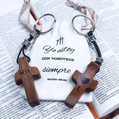 Llavero Cruz de Madera Grabada| Personalízalo con Nombre e Inicial | Regalo Hecho a Mano