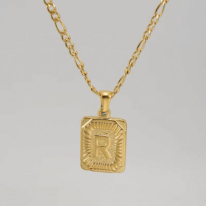 Colgante Rectangular con Inicial Personalizado | Acero Inoxidable con Baño de Oro 18K