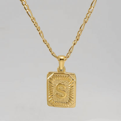 Colgante Rectangular con Inicial Personalizado | Acero Inoxidable con Baño de Oro 18K