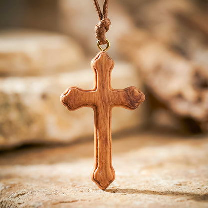 Colgante cruz de olivo hecha a mano | Protección y Artesanía