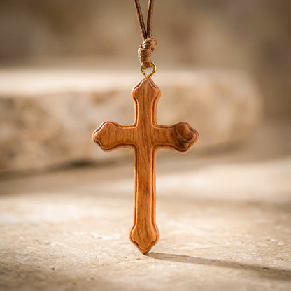 Colgante cruz de olivo hecha a mano | Protección y Artesanía