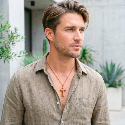 Colgante cruz de olivo hecha a mano | Protección y Artesanía