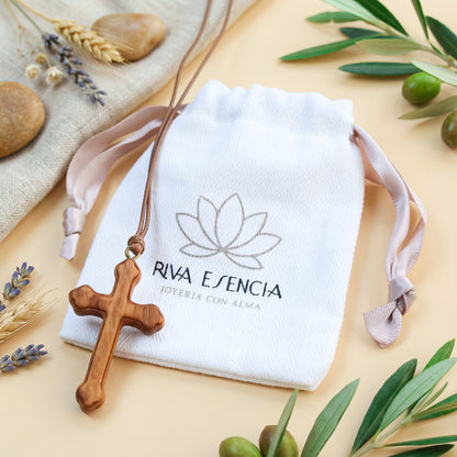 Colgante cruz de olivo hecha a mano | Protección y Artesanía