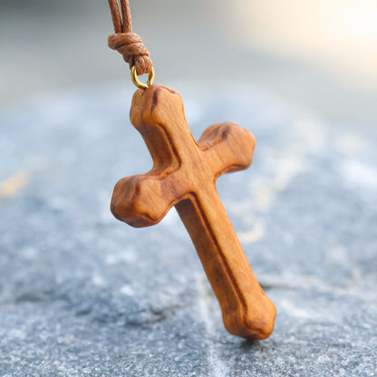 Colgante cruz de olivo hecha a mano | Protección y Artesanía
