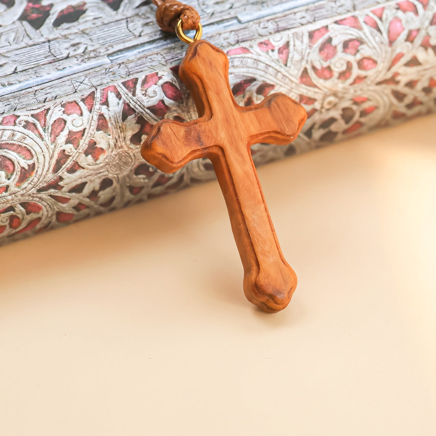 Colgante cruz de olivo hecha a mano | Protección y Artesanía