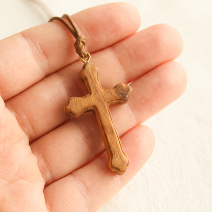 Colgante cruz de olivo hecha a mano | Protección y Artesanía