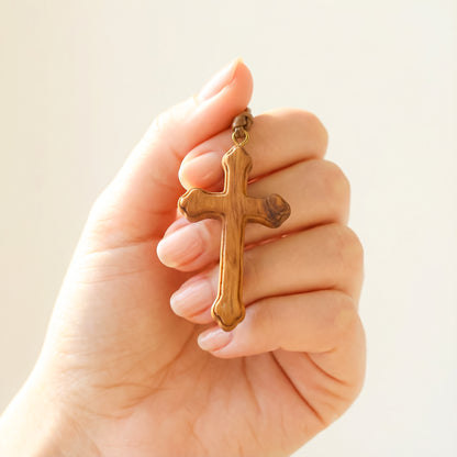 Colgante cruz de olivo hecha a mano | Protección y Artesanía