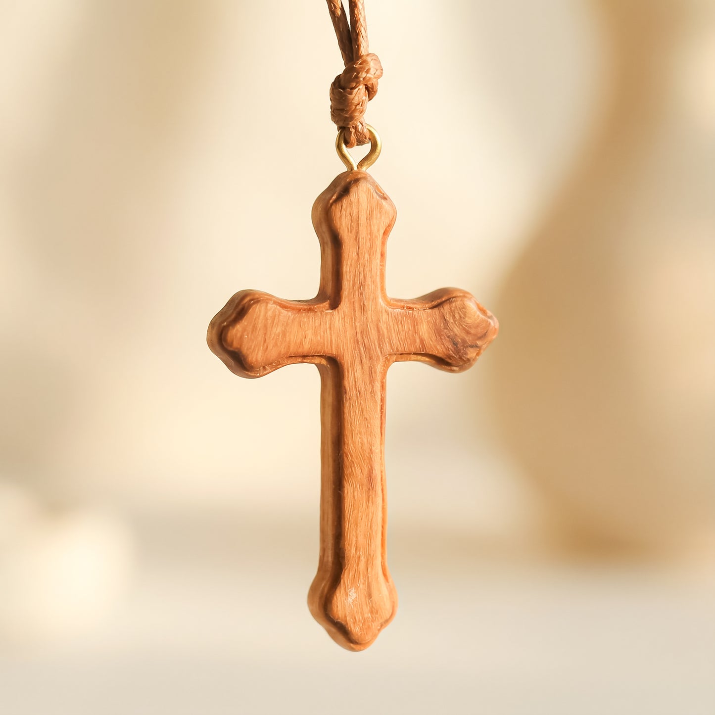 Colgante cruz de olivo hecha a mano | Protección y Artesanía