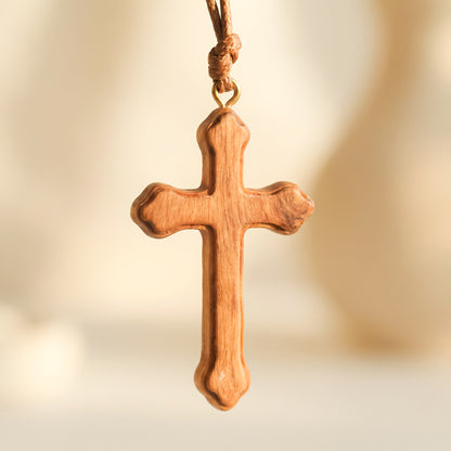 Colgante cruz de olivo hecha a mano | Protección y Artesanía
