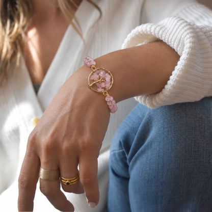 Pulsera DOLCE de cuarzo rosa y árbol de la vida puesta en la muñeca